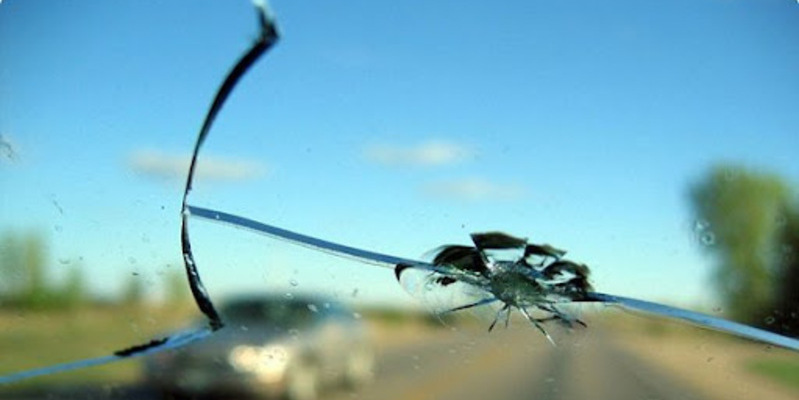 Hình 1: Kính chắn gió ô tô có thể bị nứt gây mất thẩm mỹ và khá nguy hiểm tùy vào mức độ