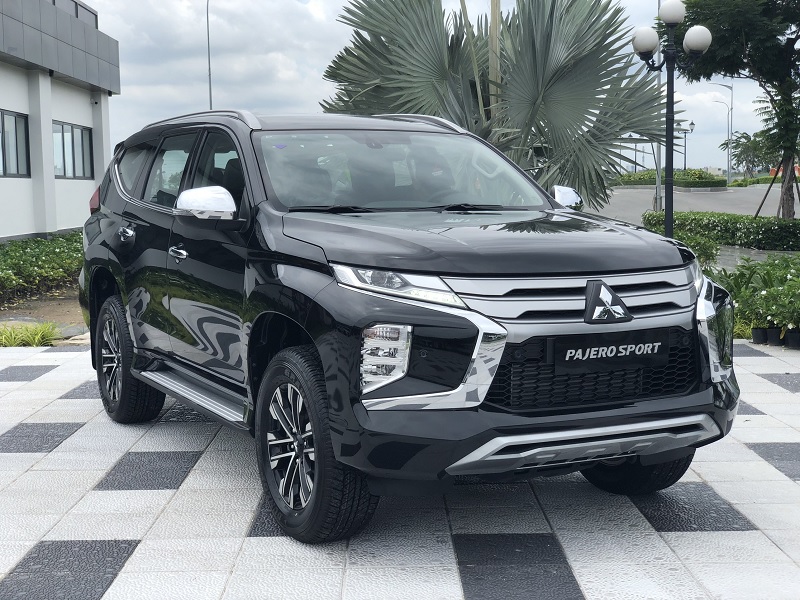 *THAY KÍNH XE Mitsubishi Pajero Sport tại nhà