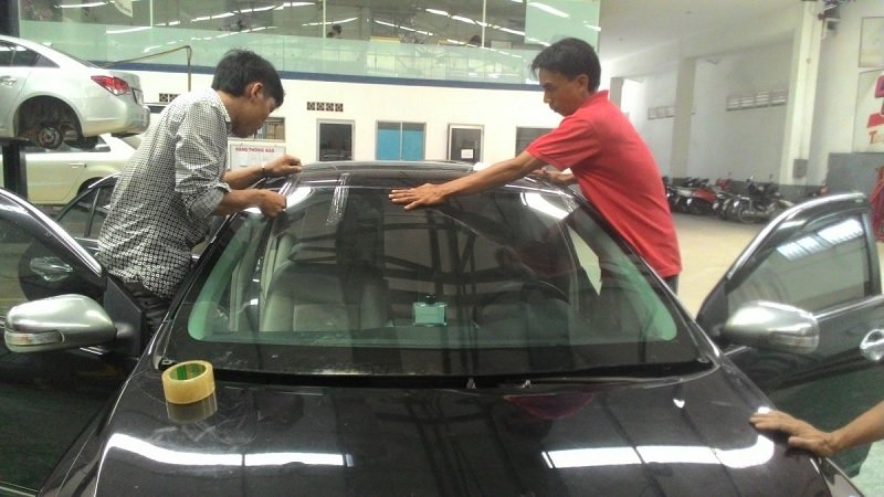 thaykinhototannoi.com chuyên THAY KÍNH XE ô tô tận nơi